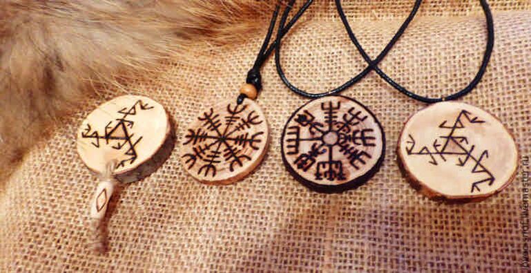 pendants na may rune bilang talismans ng tagumpay