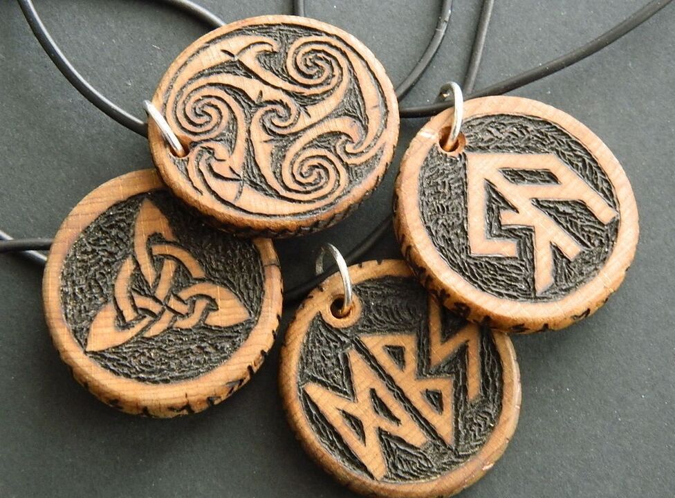 pendants na may runes para sa suwerte