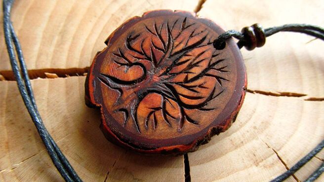 wood amulet para sa suwerte