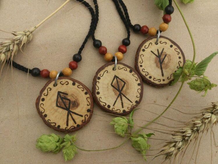 talismans na may runes para sa pera