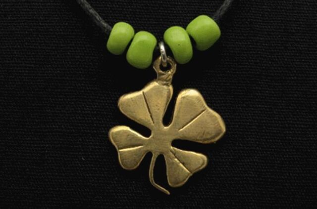 Ang four-leaf clover ay isang sikat na good luck charm. 