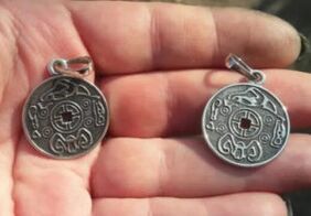 Pag-aaral ng dalawang mga royal amulet tungkol sa isyu ng pamemeke